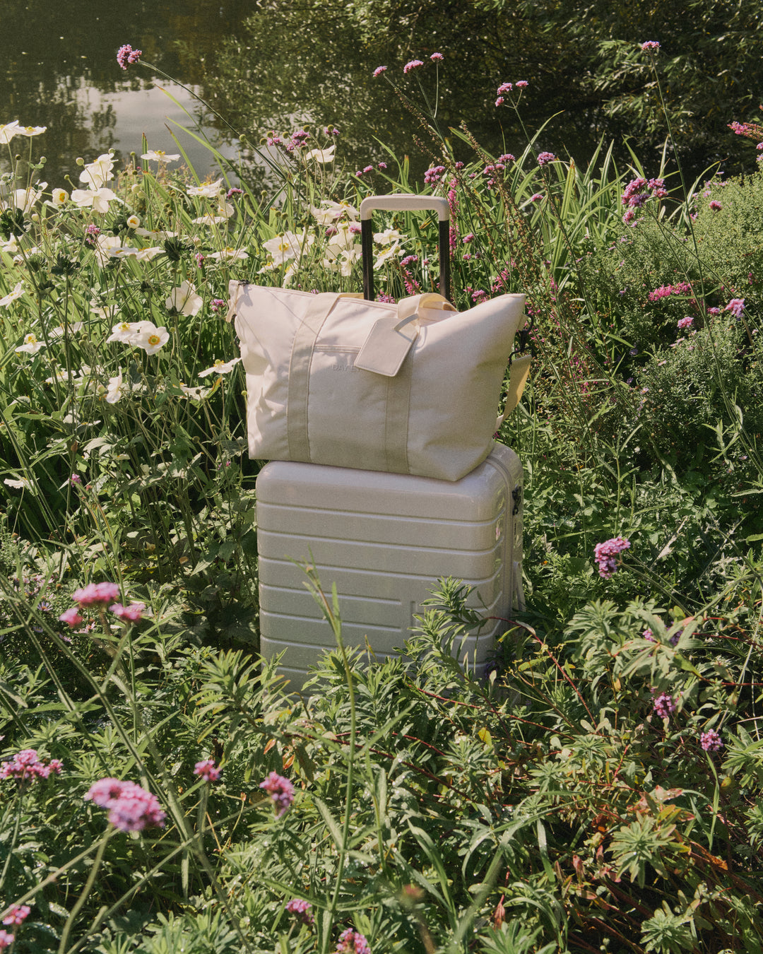 Medium 24" Tonal Logo Check-In Kuffert